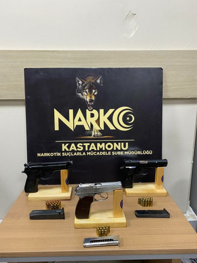 Polisin Durdurduğu Aracın Stepne Bölümünden Ruhsatsız Tabanca Çıktı: 1 Gözaltı