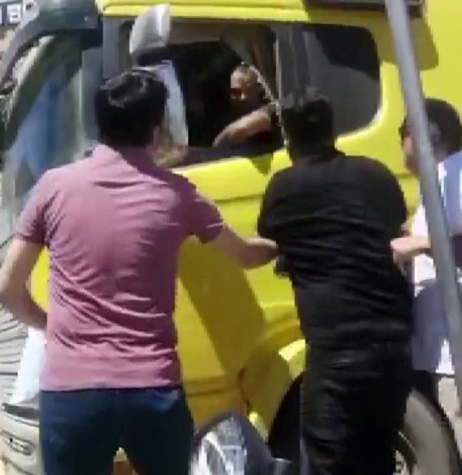 Ümraniye’de ’Yol Verme’ Tartışması: Aracı Yumruklandı, Şişe Fırlattı