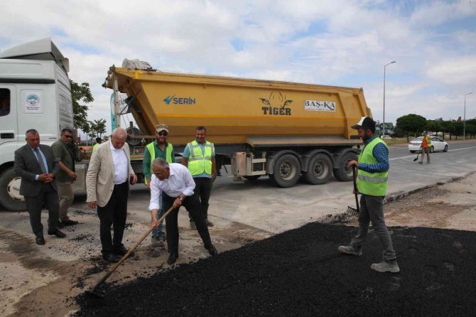 Başkan Büyükkılıç Yol Çalışmalarını Denetledi, Asfalt Serdi