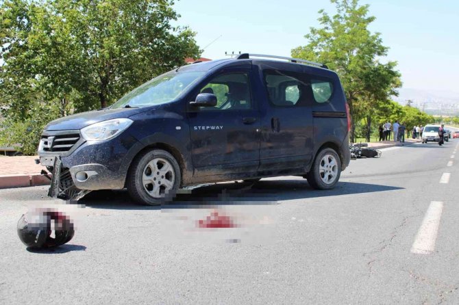 Motosikletiyle Otomobilin Altında Kalan Muhabir Hayatını Kaybetti