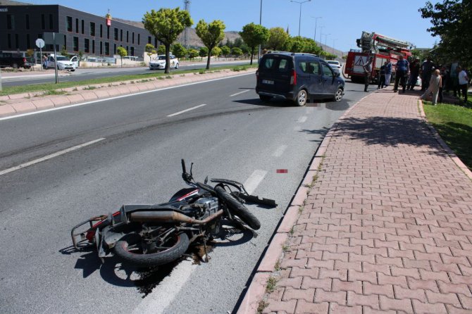 Motosikletiyle Otomobilin Altında Kalan Muhabir Hayatını Kaybetti