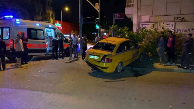 Sancaktepe’de 5 Araç Kazaya Karıştı, 2 Kişi Yaralandı