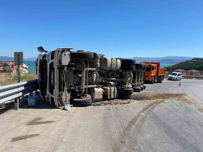 Gübre Yüklü Kamyon Yan Yattı