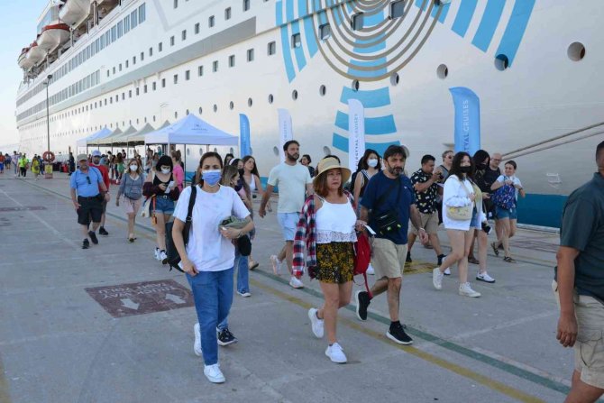 Kuşadası’na Beş Gemi Birden Yanaştı