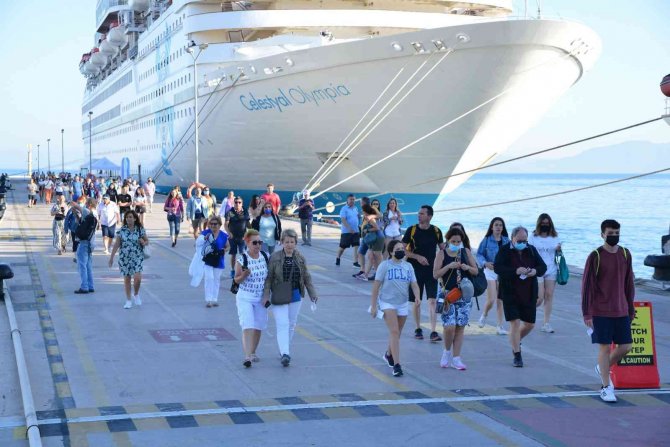 Kuşadası’na Beş Gemi Birden Yanaştı