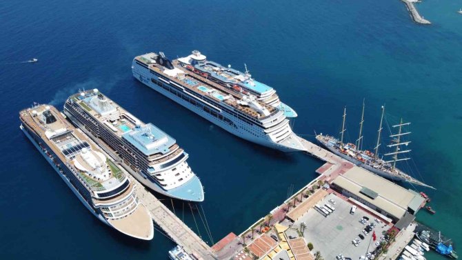 Kuşadası’na Beş Gemi Birden Yanaştı