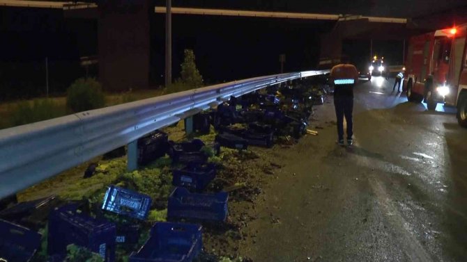 Kuzey Marmara Otoyolu’nda Üzüm Yüklü Kamyon Devrildi: 1’i Ağır 2 Yaralı