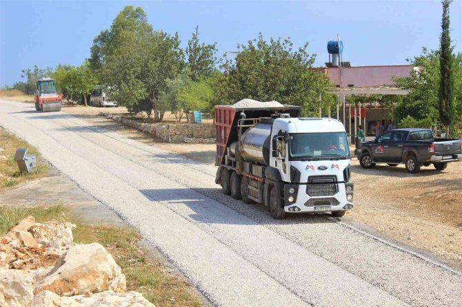 Silifke’de Yol Yenileme Çalışmaları Sürüyor