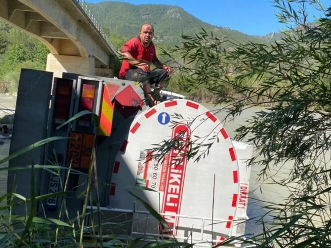 Tanker Dereye Yuvarlandı, Sürücü Yaralandı