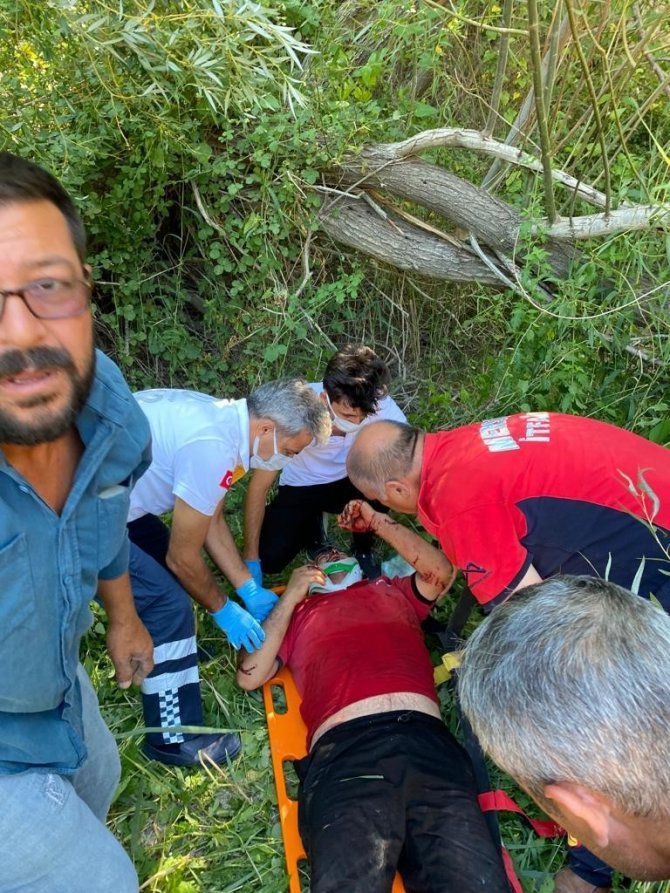 Tanker Dereye Yuvarlandı, Sürücü Yaralandı