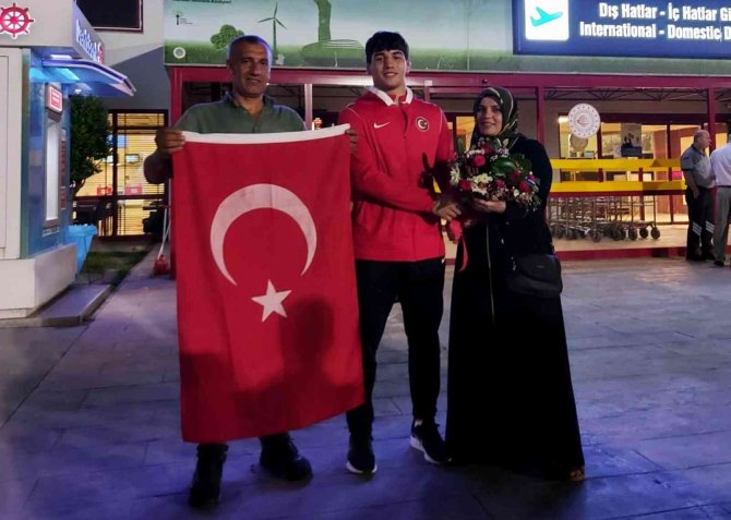 Şampiyon Çiçeklerle Karşılandı