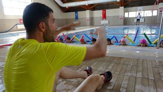 Muş’ta “Yüzme Bilmeyen Kalmasın” Projesine Yoğun İlgi