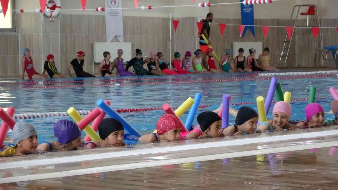 Muş’ta “Yüzme Bilmeyen Kalmasın” Projesine Yoğun İlgi