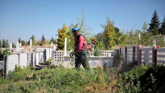 Nevşehir’de Bayram Öncesi Mezarlık Temizlikleri Başladı