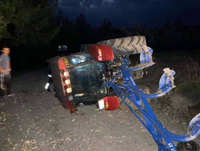 Devrilen Traktörün Şoförü Yaralandı