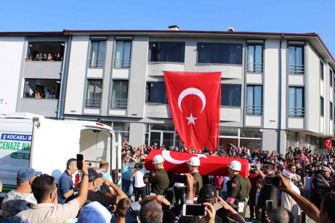 Şehidin Fotoğrafını Kız Kardeşi Taşıdı