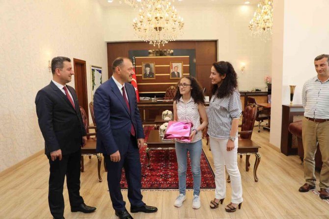 Vali Kaldırım Lgs Şampiyonu Öğrencileri Ödüllendirdi