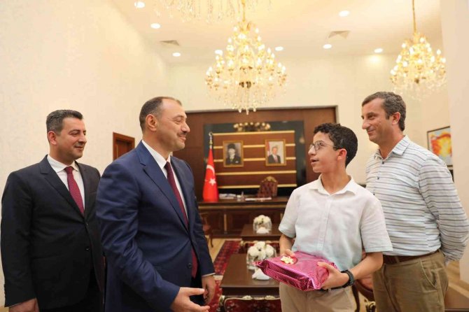 Vali Kaldırım Lgs Şampiyonu Öğrencileri Ödüllendirdi