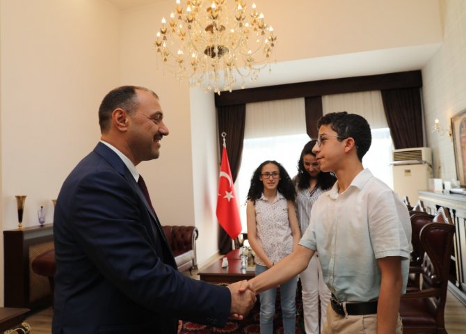 Vali Kaldırım Lgs Şampiyonu Öğrencileri Ödüllendirdi