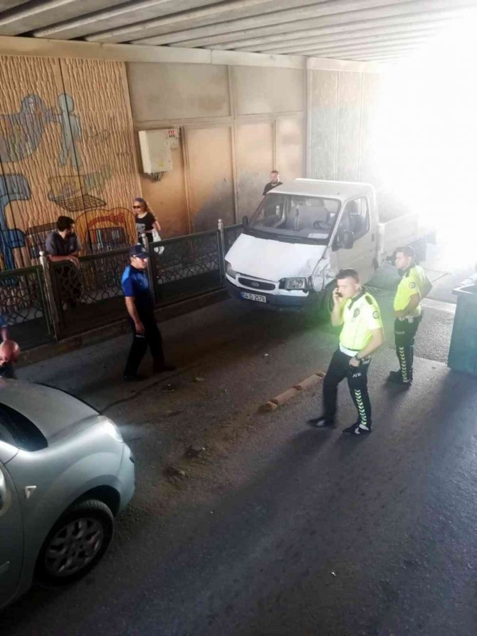 Alt Geçitte Korkutan Kaza: Kafa Kafaya Çarpıştılar