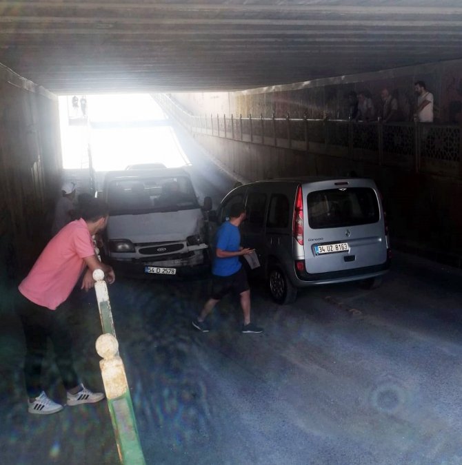 Alt Geçitte Korkutan Kaza: Kafa Kafaya Çarpıştılar