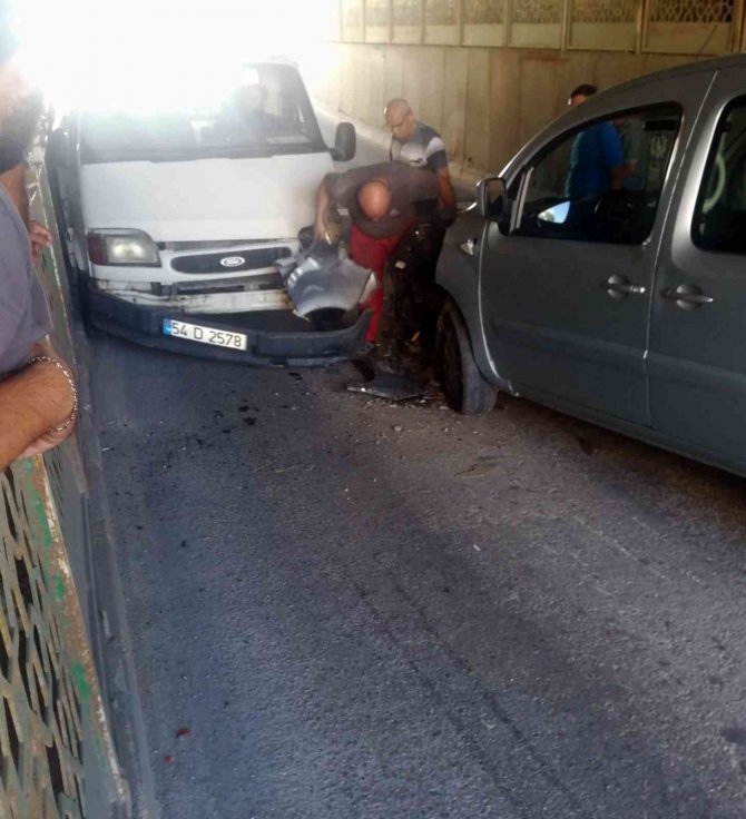 Alt Geçitte Korkutan Kaza: Kafa Kafaya Çarpıştılar