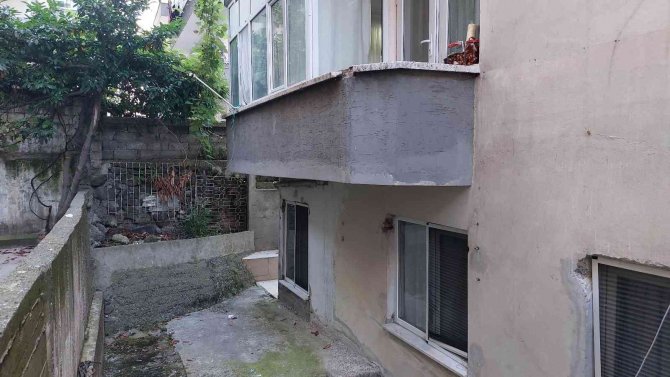 İ̇ranlı Turist Çamaşır İpi Takarken Balkondan Düştü