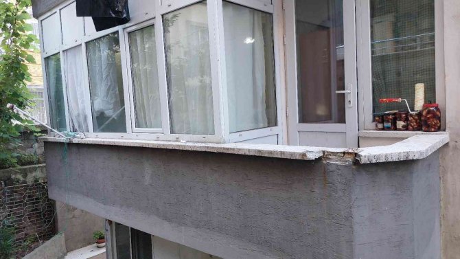 İ̇ranlı Turist Çamaşır İpi Takarken Balkondan Düştü