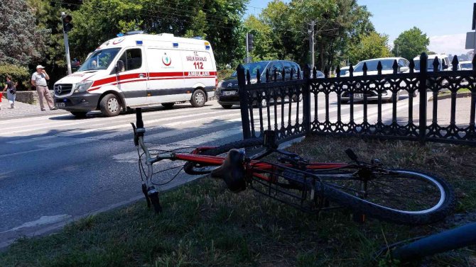 Otomobil 3 Çocuğun Bulunduğu Bisiklete Çarptı: 2 Yaralı