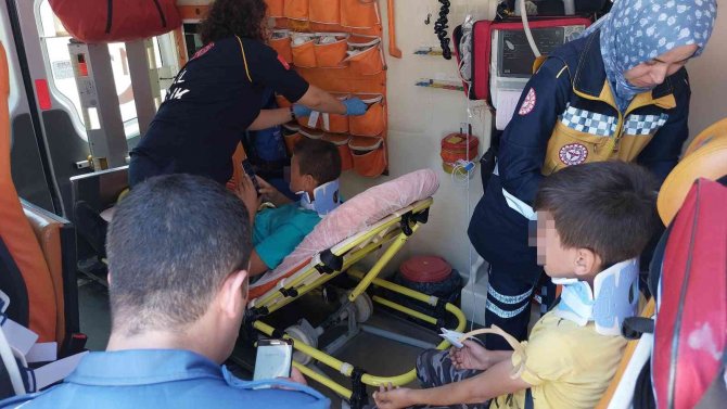 Otomobil 3 Çocuğun Bulunduğu Bisiklete Çarptı: 2 Yaralı