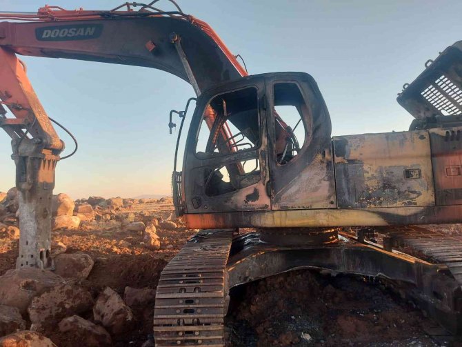 Ges Altyapısında Çalışan İş Makineleri Kundaklandı