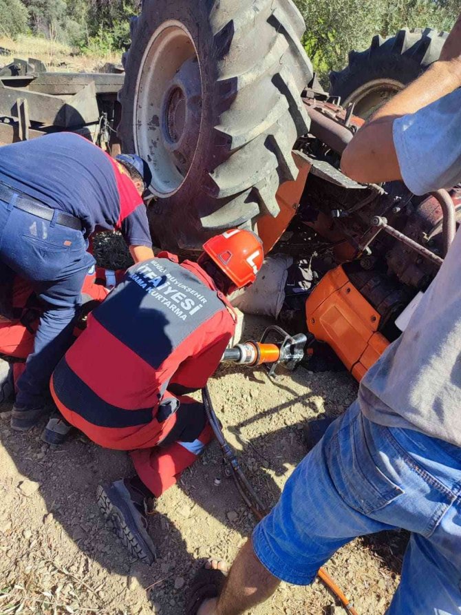 Seydikemer’de Traktör Devrildi: 1 Yaralı