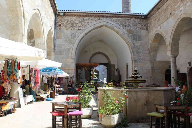 Sinop’ta Tarihi Pervane Medresesi Esnafı Sezona Başlayamadı