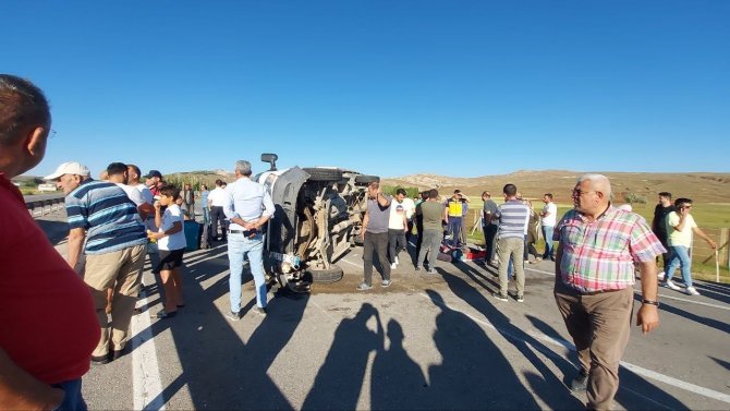 Sivas’ta Kamyonet Devrildi, 5 Kişi Yaralanırken Anayol Trafiğe Kapandı
