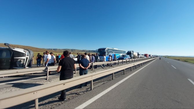 Sivas’ta Kamyonet Devrildi, 5 Kişi Yaralanırken Anayol Trafiğe Kapandı