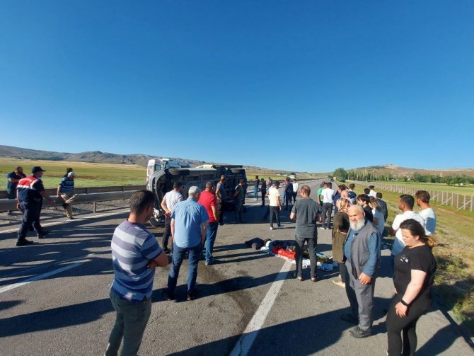 Sivas’ta Kamyonet Devrildi, 5 Kişi Yaralanırken Anayol Trafiğe Kapandı