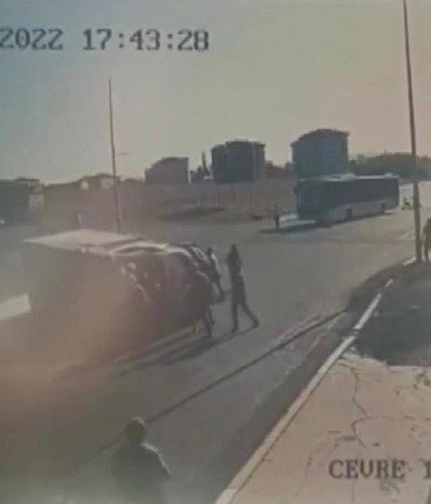 Sultanbeyli’de İ̇ett Otobüsüne Yandan Çarpan Kamyonetin Yan Yattığı Anlar Kamerada