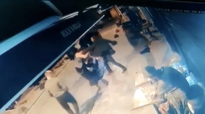 Taksim’de Bıçaklı Saldırı Kamerada: Önce Yanına Çağırdı Sonra Bıçaklayıp Kaçtı