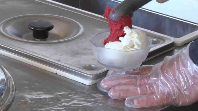 Bir Top Dondurmanın Fiyatı Çok Tartışılmıştı: "Çeşme’de Her Keseye Uygun Yer Var"