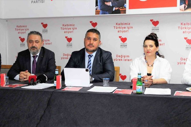 Genel Sekreter Mutlu, Yeni Üyelere Rozet Taktı