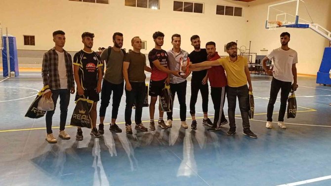 Emniyetspor, Dicle Gençlikspor Voleybol Turnuvasında Şampiyon Oldu