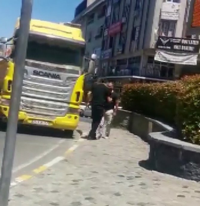 Ümraniye’de ’Yol Verme’ Tartışması: Aracı Yumruklandı, Şişe Fırlattı