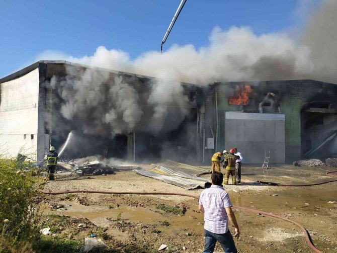 Tekstil Fabrikasındaki Yangına Müdahale Devam Ediyor