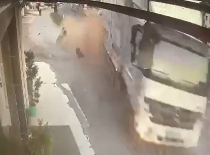 Yoldan Çıkan Kamyon 2 Sıfır Aracı Pert Etti