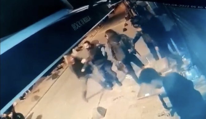 Taksim’de Bıçaklı Saldırı Kamerada: Önce Yanına Çağırdı Sonra Bıçaklayıp Kaçtı