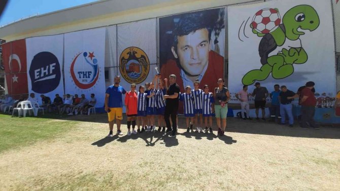 Yunusemre’nin Altın Kızları Alanya’da Çifte Kupa Kazandı