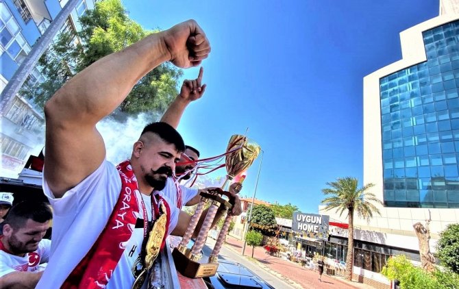 Kırkpınar’da Başpehlivanlığı Kazanan Cengizhan Şimşek, Memleketi Antalya’da Coşkuyla Karşılandı