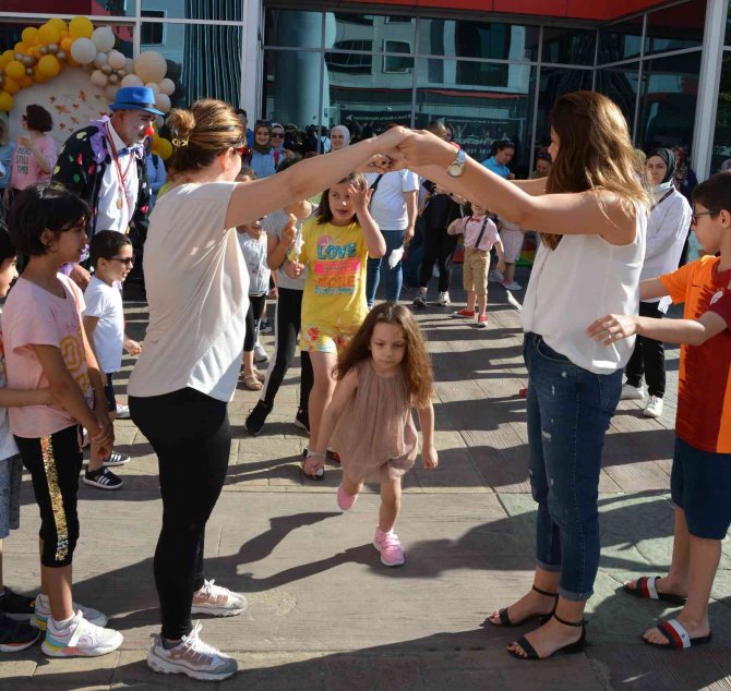 Sokak Oyunları Şenliği: Hekimler Çocuklarla Oyun Oynadı