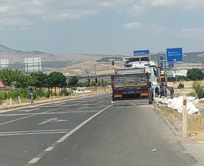 İ̇plik Yüklü Tır Devrildi