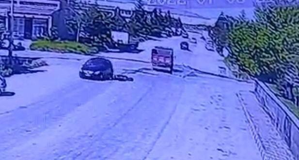 Sanayide Çalışan Küçük Çocuk Motosikletiyle Otomobilin Altında Kaldı